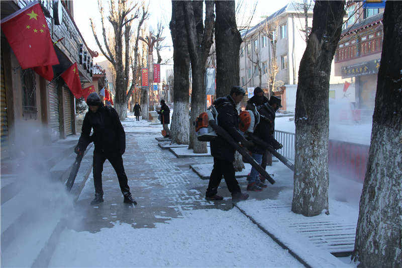 理塘：街道除雪 方便行人