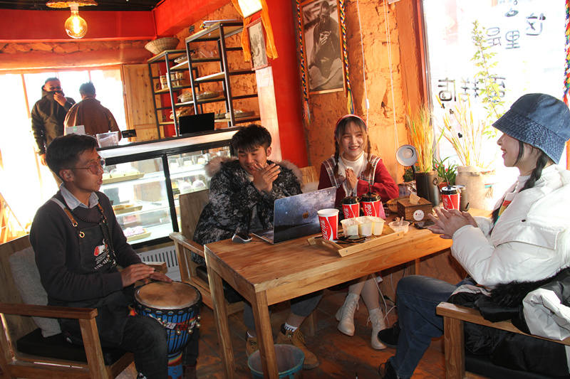 理塘千户藏寨游客乐