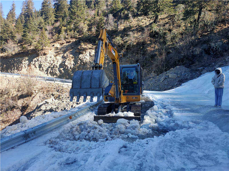 理塘：“破冰”乡道保畅通