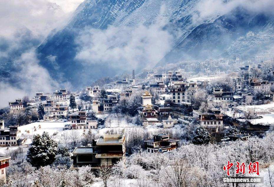 四川丹巴：雪后的藏寨和古碉银装素裹美如童话