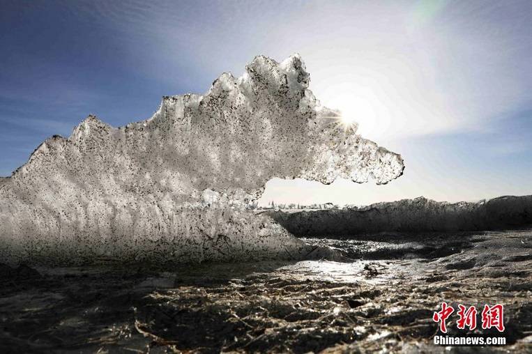 青海湖“冰封期”：巨大冰凌层层堆砌