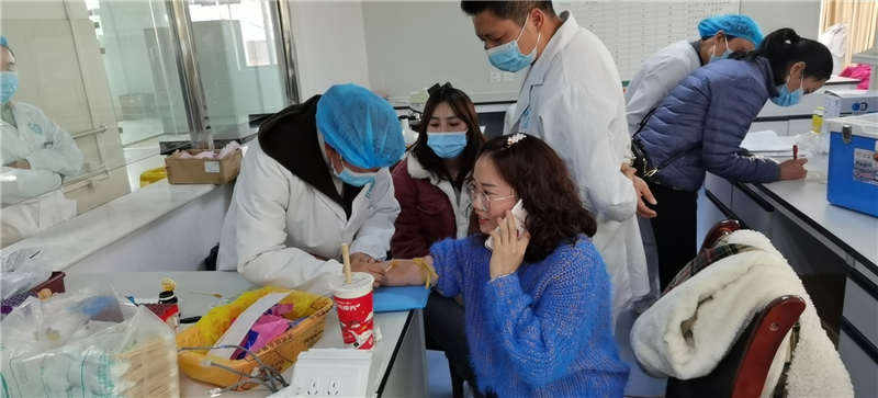 理塘：产妇大出血 爱心来献血