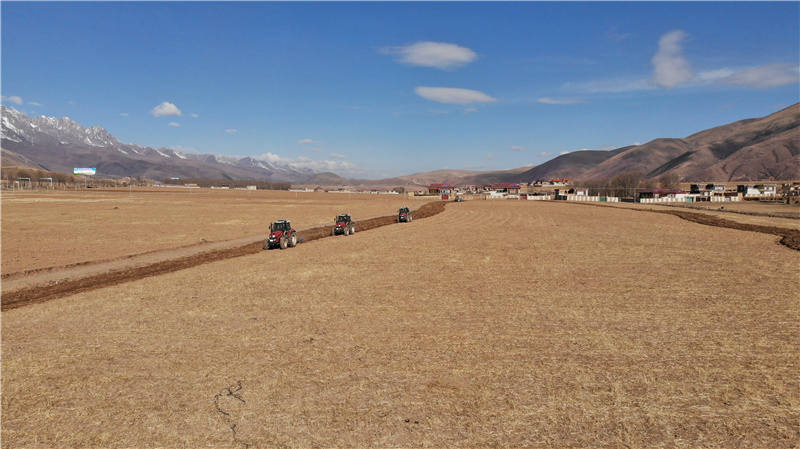 农机助阵春耕希望 甘孜县16.79万亩春耕工作全面拉开序幕