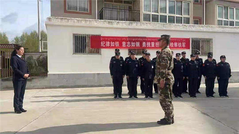 甘孜县人民检察院军训练兵活动“锤意志强作风”