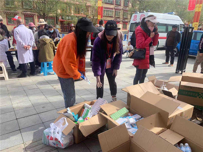 甘孜县：倾听群众心声  义诊温暖人心