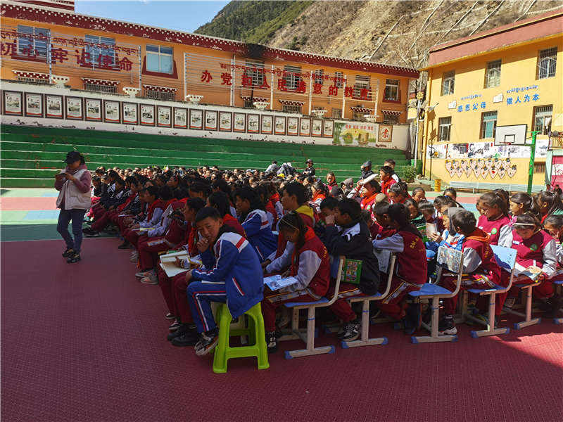 理塘县：千册图书赠少年 好书相伴成长路