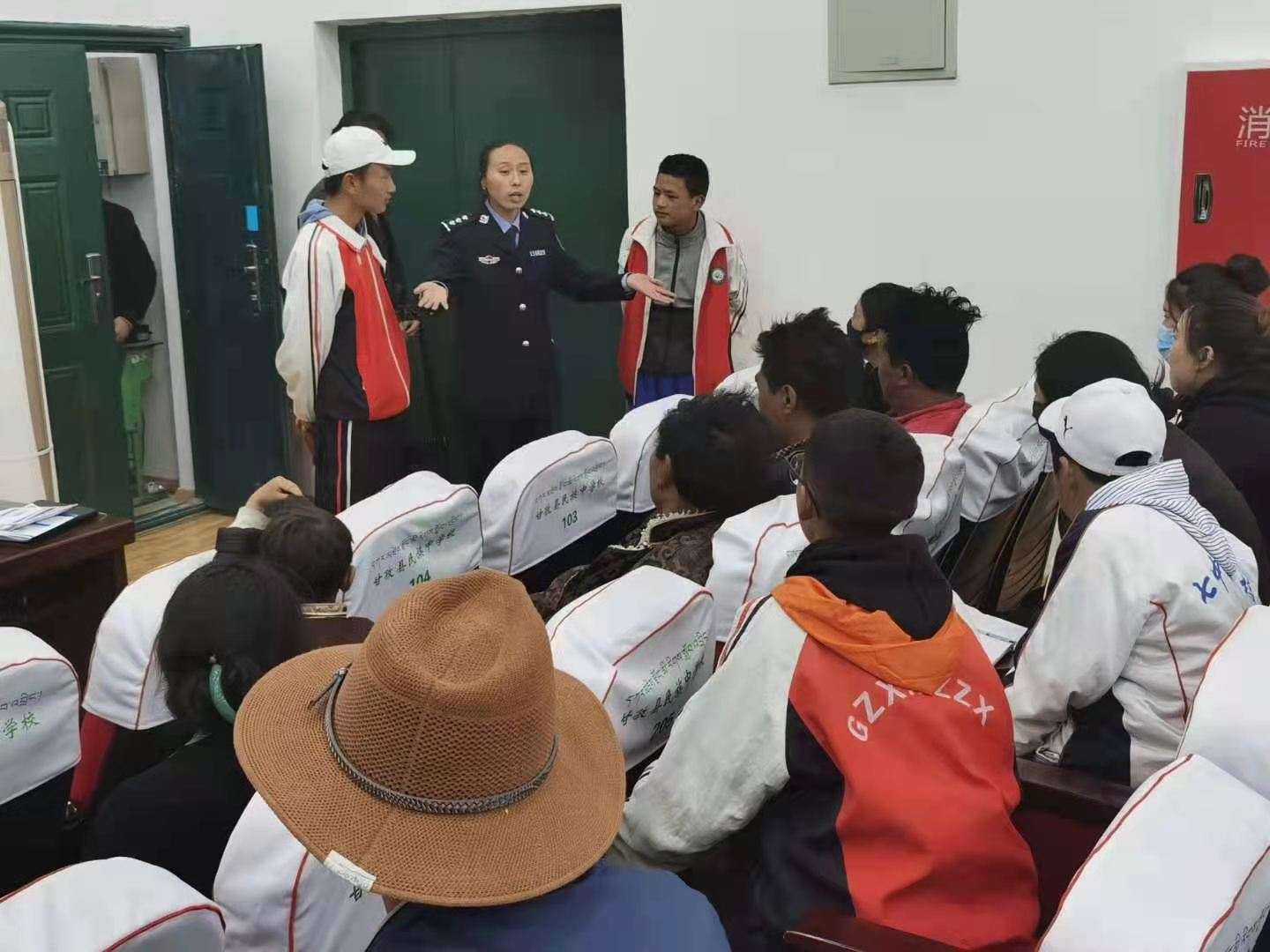 甘孜县开展“送法进校园”宣传活动