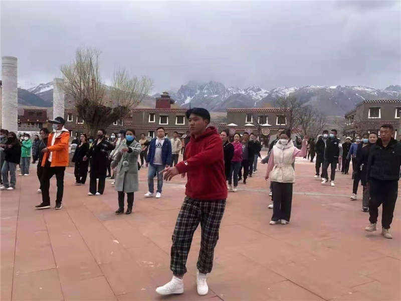 甘孜县千人舞动传承非遗