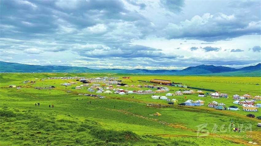 异彩纷呈“帐篷城”草原美丽风景线 