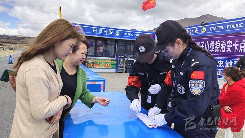 巴塘公安女子勤务队护航“五一”“警”色最美