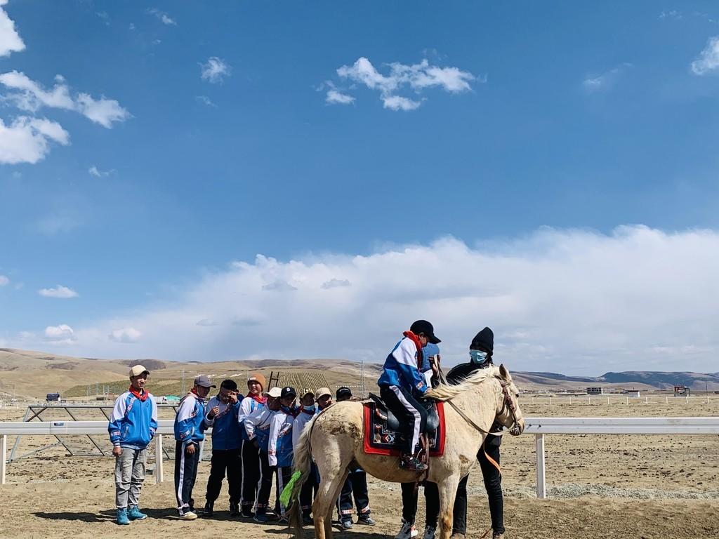“天空之城”孩子们的体育课搬进了赛马场