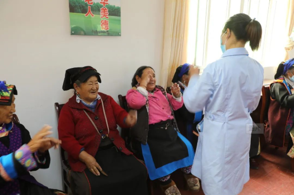 马尔康：温馨母亲节，情暖敬老院