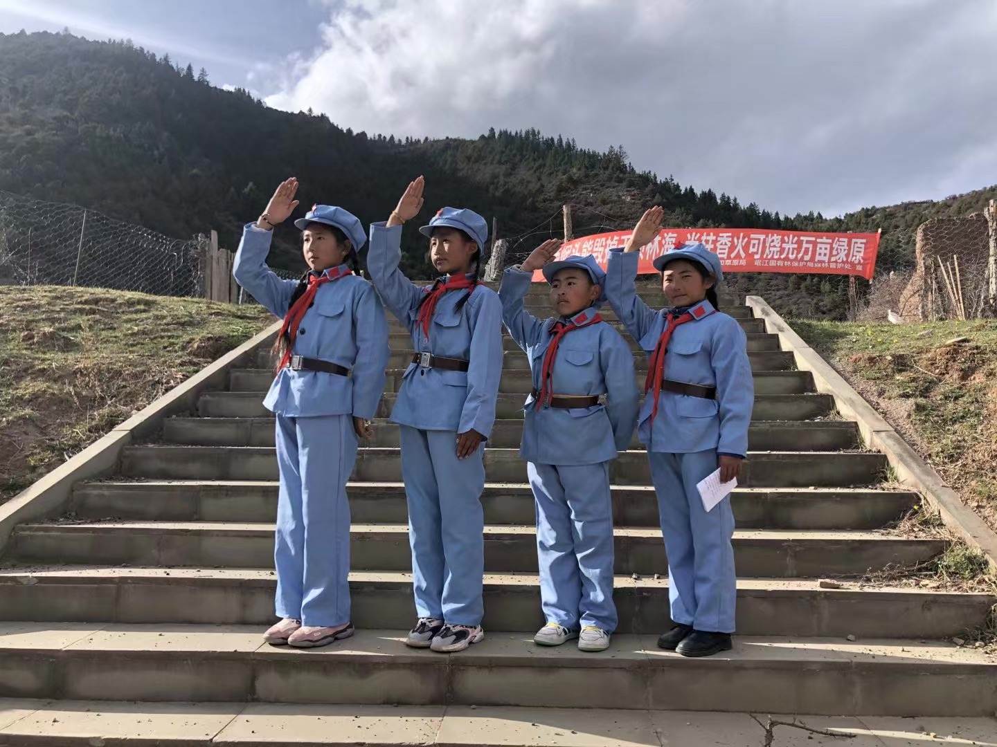 若尔盖红领巾讲解队传承红色基因