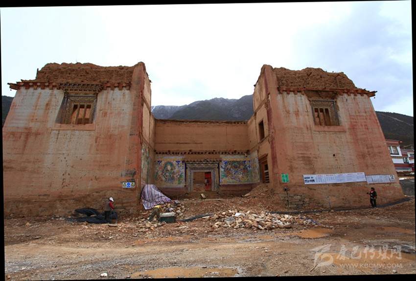 乡城桑批岭寺旧址