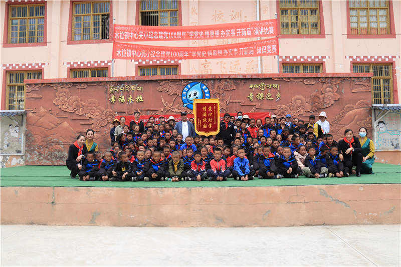 理塘县法院：“雪莲”妈妈与留守儿童共度“六一”