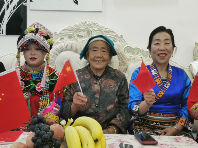 党的盛典 天府欢庆∣松潘多民族家庭收看盛会：团结奋斗，坚定跟党走