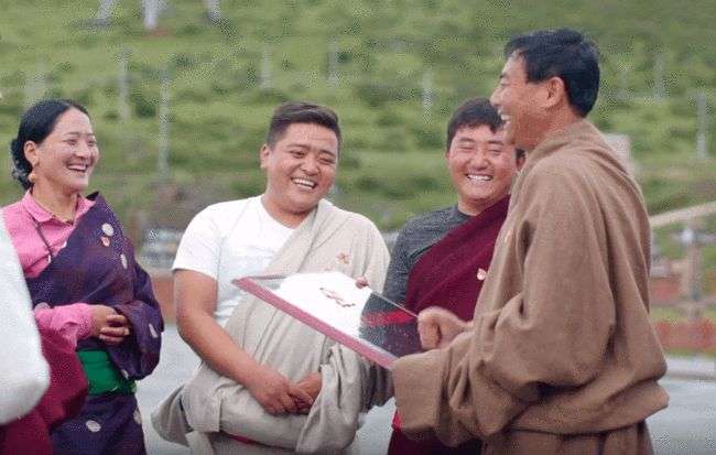 载誉归来！ 降秋杜吉带着至高荣誉，回到木雅圣地！