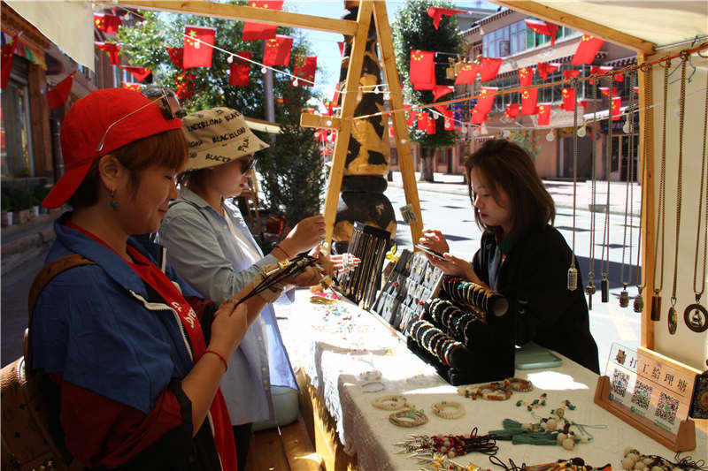 理塘县：千户藏寨游客乐