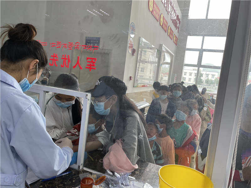 甘孜县甘孜县人民医院为福利院儿童开展健康体检活动