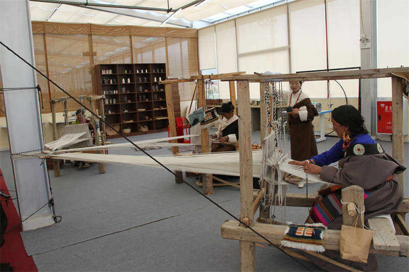 理塘县：编织“新生活”