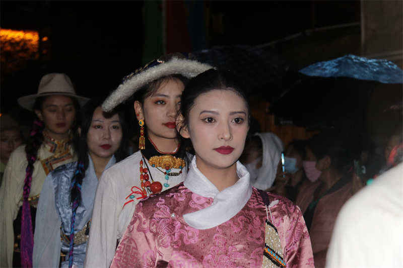 理塘县:展多彩藏式服装霓裳