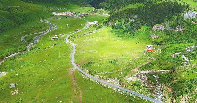 白玉县辽西乡通村公路建设景象
