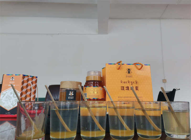 理塘县：小蜜蜂酿出“甜”产业