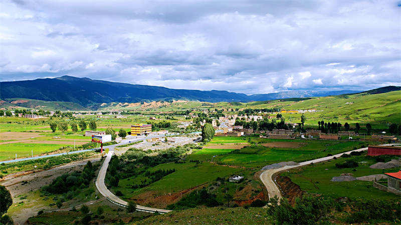 理塘县甲洼镇：让垃圾不见 把村庄变美