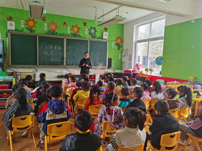 甘孜县：讲述红色故事 涵养童心世界