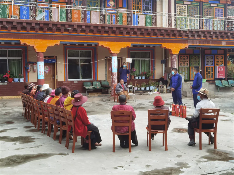 学雷锋，树新风” ——民族团结之花绽放雪域高原