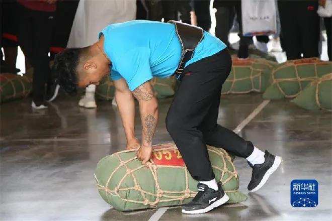 “藏式举重”彰显激情与力量