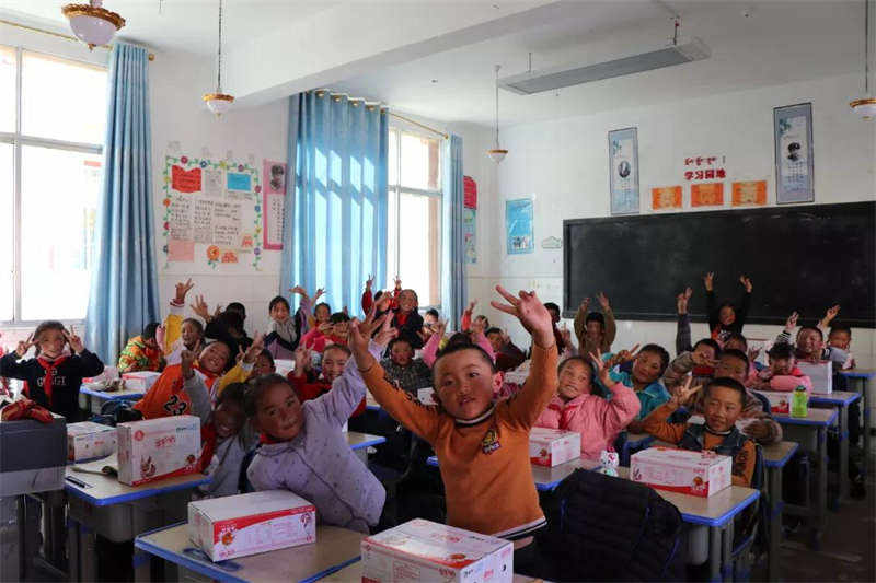 蒙牛伴成长 助我少年强  ——蒙牛集团在甘孜县来马镇小学开展“学生奶”公益爱心捐赠活动