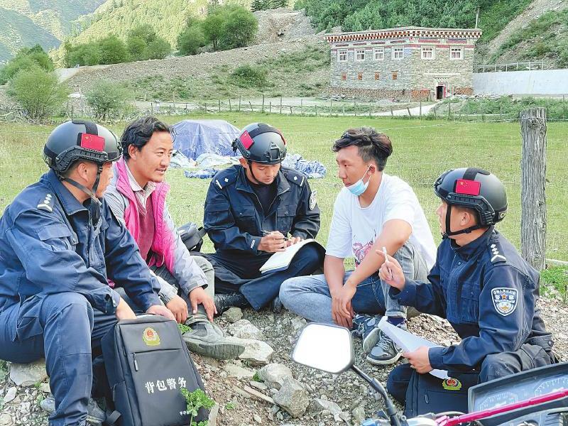 色达县甲学镇派出所的“背包警务”工作队