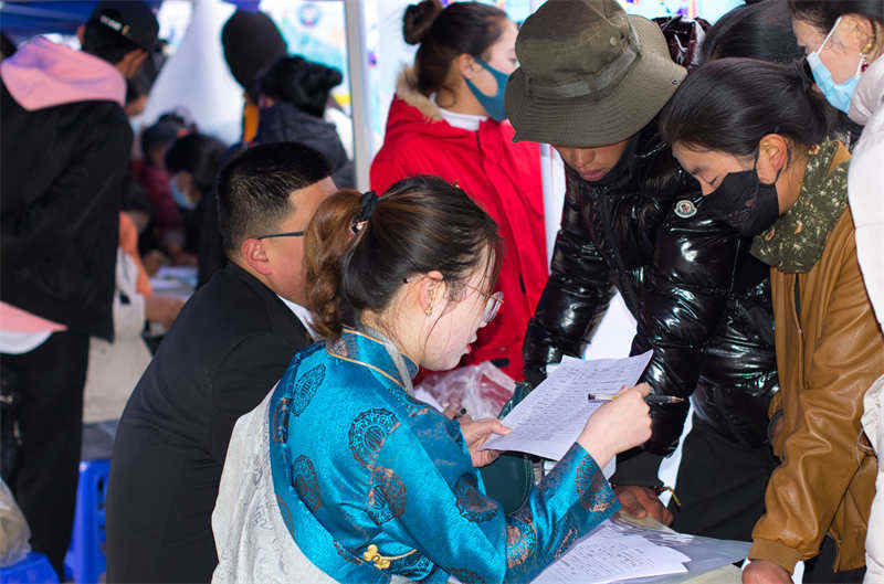 理塘县招聘会现场达成求职意向491人