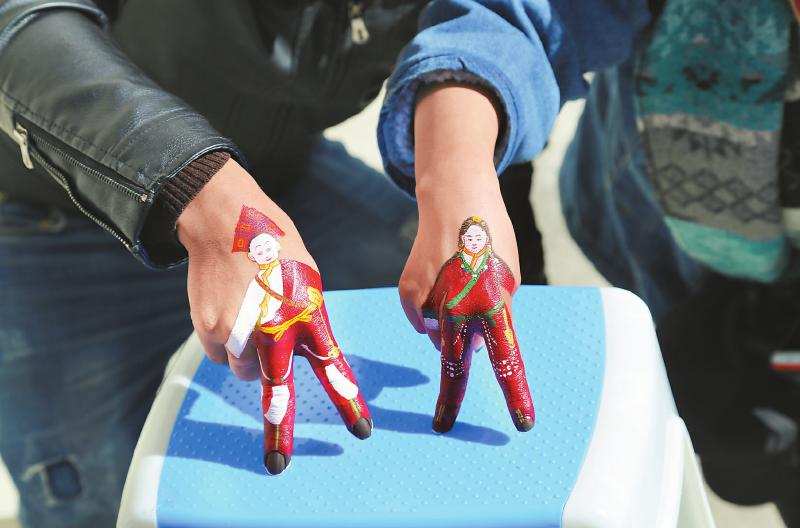 “手指锅庄”以指代身跳一天一夜也不累