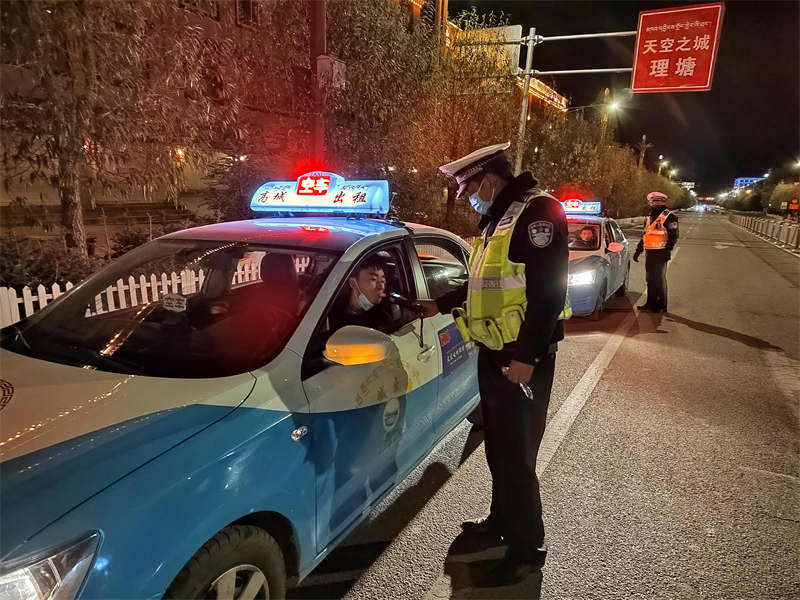理塘县:夜间严查酒驾保安全