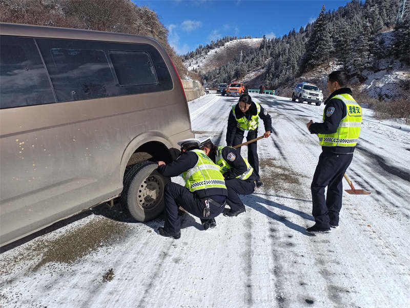 理塘：公安疏通因大雪滞留近千车辆