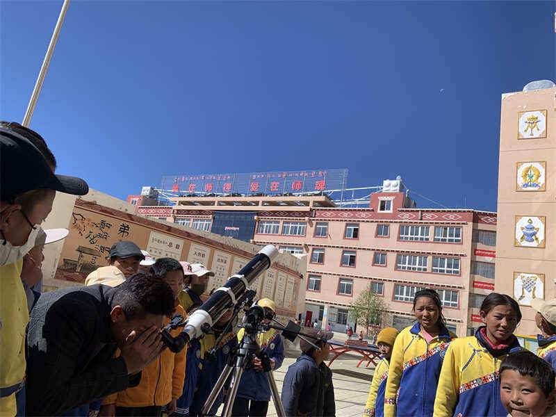 钱塘支教老师在四川理塘牧区学校建起天文社