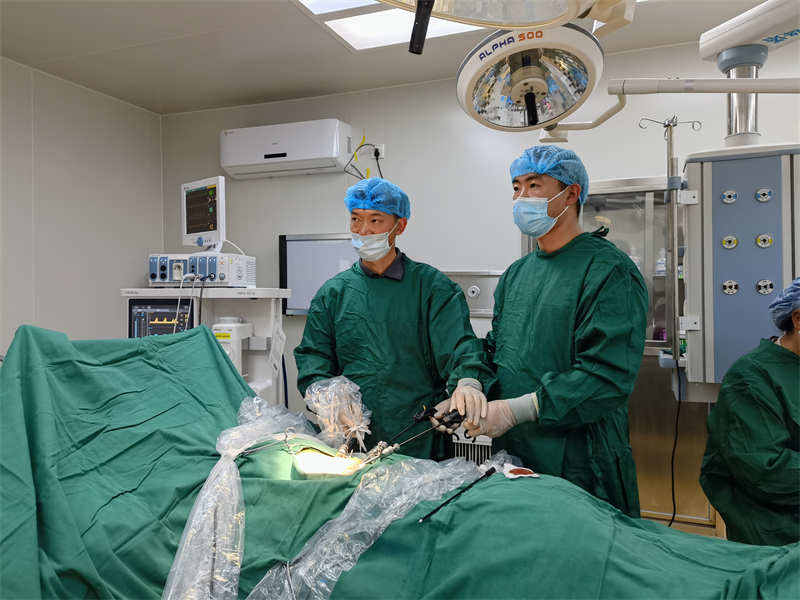 援藏医生杜龙：让微创理念在高原理塘生根开花