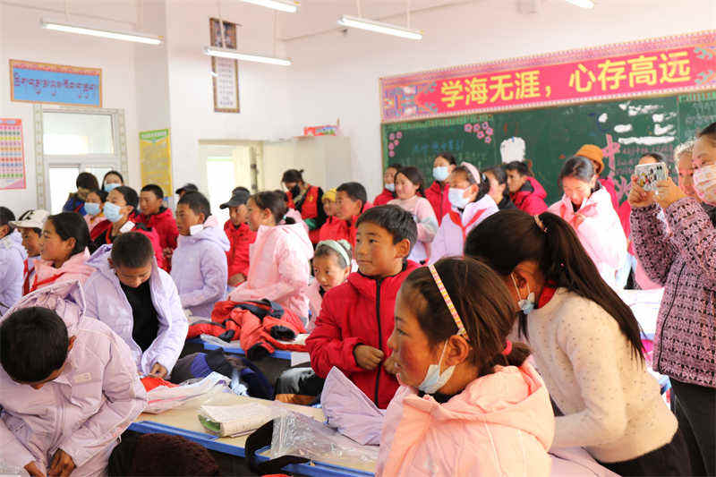 衣暖寒冬 爱暖人心 ——友邦广州牵手甘孜县边远牧区育才学校举行暖冬公益活动