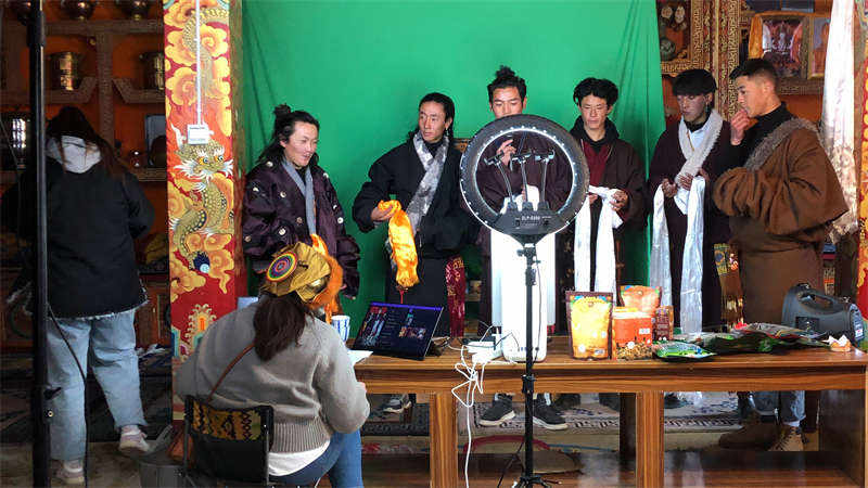 理塘县然日卡村网红合作社：直播销售14.46万元