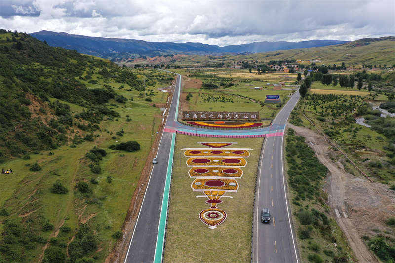 理塘县：打造园区党建“联合体” 画出产业振兴“同心圆”