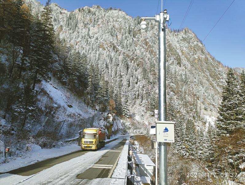 新川九路：冰雪路段装“地暖”