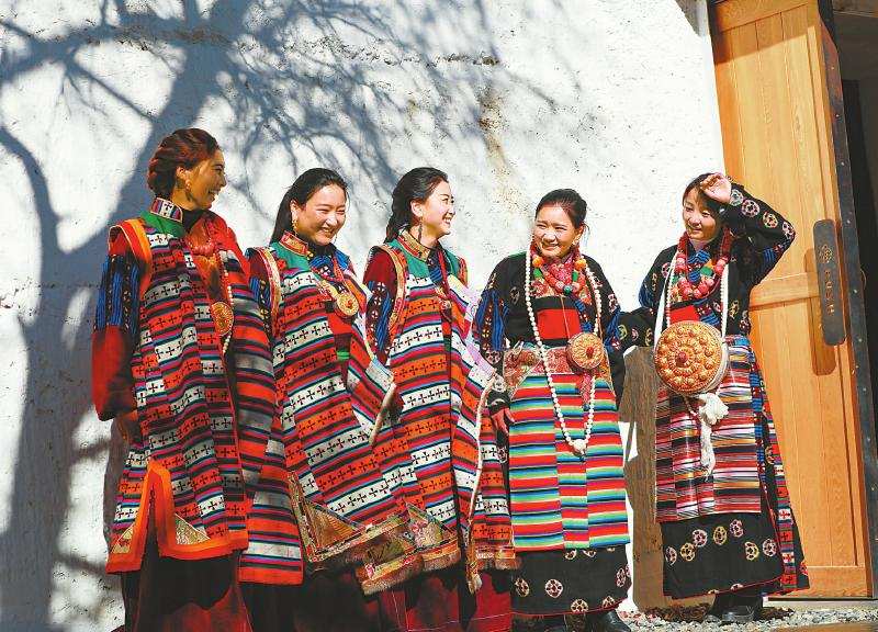 乡城女子108个褶的疯装