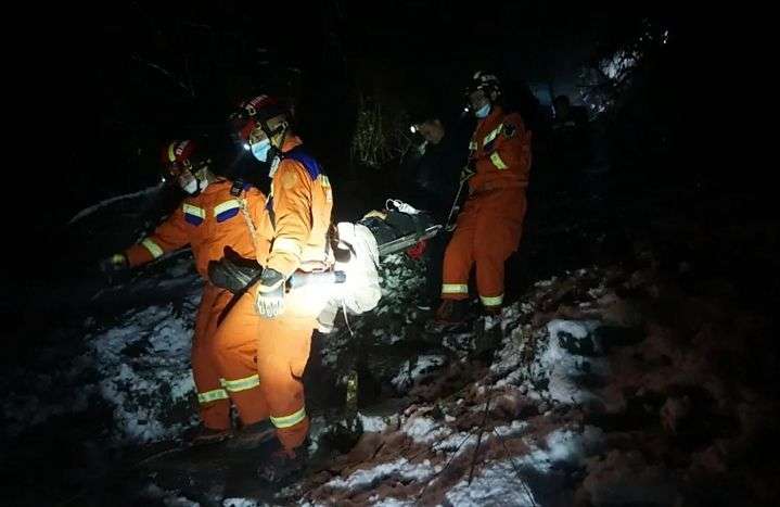 5名“驴友”登赵公山被困 汶川消防成功救援