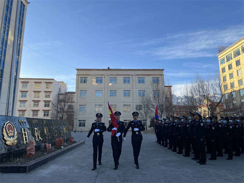 甘孜县开展“人民至上110 勇毅护航新征程”主题宣传活动