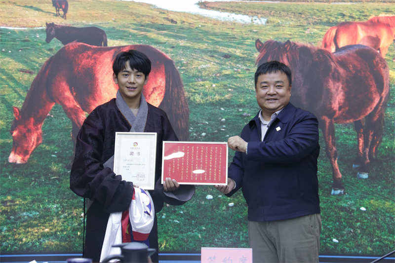 理塘县与中国马会签署马产业合作协议