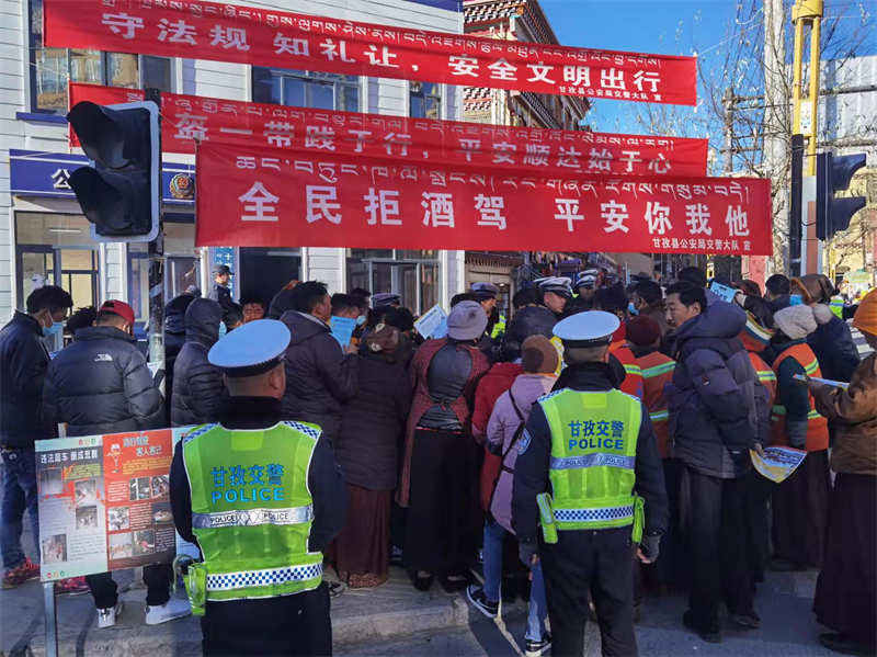 “知危险会避险 安全文明出行” 甘孜交警在行动