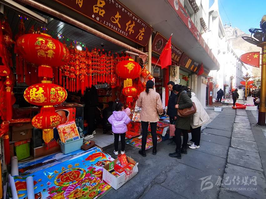 年味渐浓 群众置办年货忙