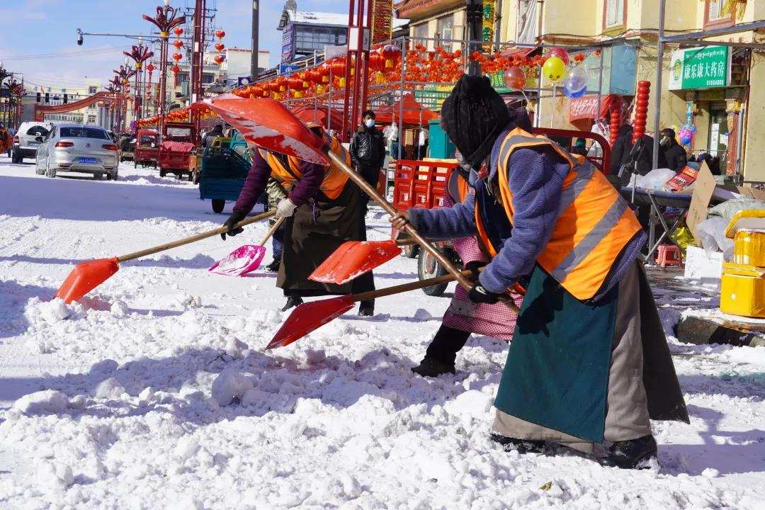 若尔盖：环卫工人全力扫雪除冰 保障道路通畅